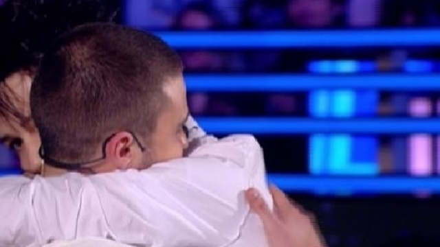 L'ultimo abbraccio tra Thomas e Lo Strego durante Amici 16