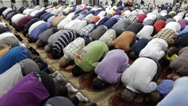 Ragazza rasata a zero perch&egrave; non vuole il velo