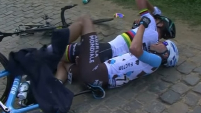 Sagan e Naesen a terra sull'Oude Kwaremont