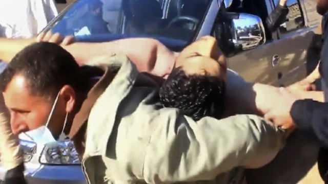 Un drammatico momento durante i soccorsi