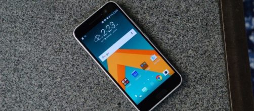 HTC U, the world's first ever squeezable smartphone is coming on May(www.technobuffalo.com/)