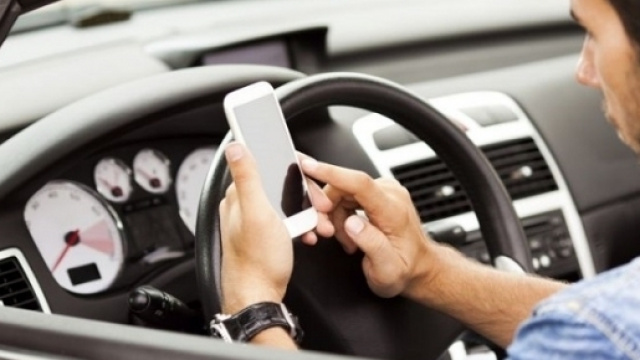 Arriva il ritiro della patente per l'uso del cellulare alla guida.
