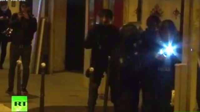 Attentato a Parigi, morti due poliziotti, ucciso il killer, in corso perquisizione casa attentatore Champs Elysees