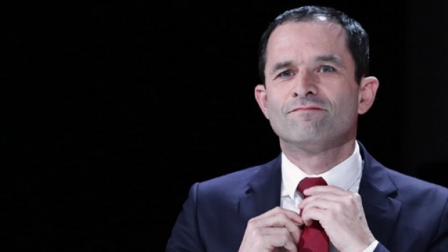 Benoit Hamon (PS) ne parvient pas &agrave; d&eacute;passer la barre des 10% dans les sondages