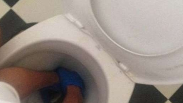 Cina, partorisce in bagno ma neonata finisce nella tazza