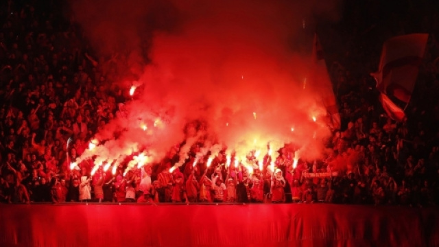 Des Ultras en action pendant un match de football