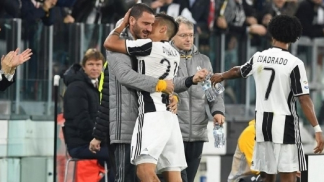 Dybala scherza con Bonucci: 'Sei come un fratello maggiore' FOTO ... - ilbianconero.com