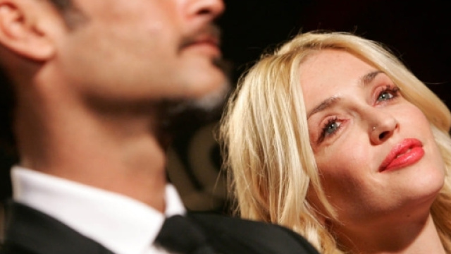 Ora sono davvero fatti tuoi", il messaggio di Paola Barale a Raz Degan.