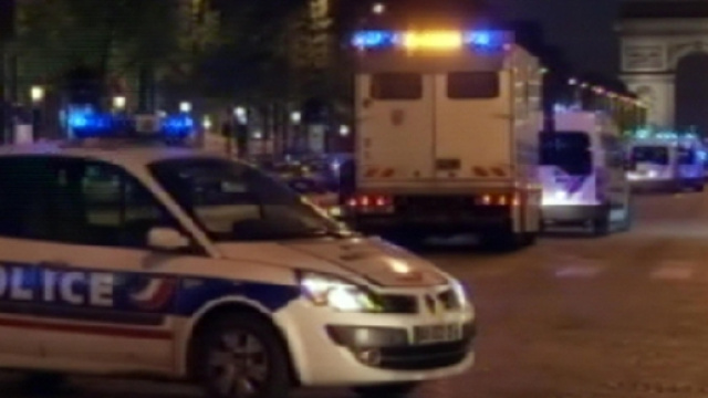 Parigi: ancora terrore sparatoria agli Champs-Elys&eacute;e ucciso un poliziotto e l'assalistore