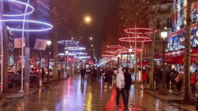 Parigi, attentato agli Champs Elys&eacute;es: morto poliziotto