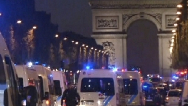Parigi, sparatoria in centro: possibile attentato