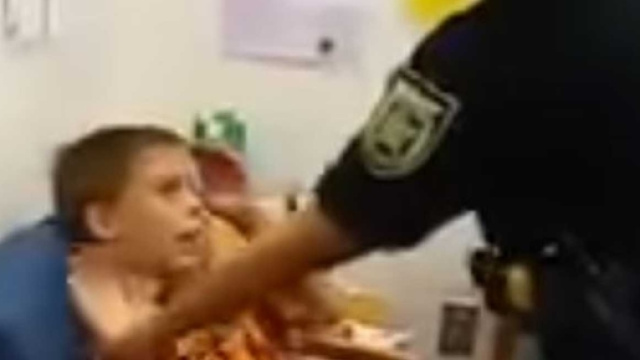 Usa: bimbo autistico arrestato a scuola dalla Polizia, il video