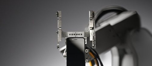 Apple&rsquo;s disassembly robot Liam can destroy an iPhone in 11 seconds to recycle it. Photo courtesy of Blasting News Library.