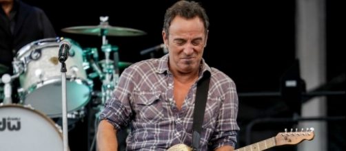 Watch as Bruce Springsteen invites teen on stage to play 'Growing Up' - nme.com
