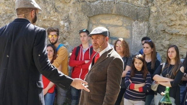 Alfio e Turiddu nel momento del lancio della sfida