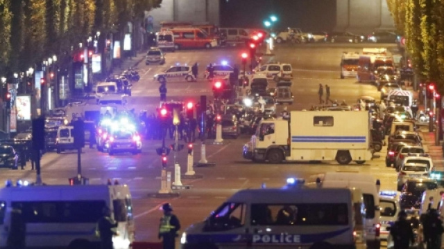 Champs Elys&eacute;e, identificato attentatore: si chiamerebbe Karim Cheurfi.