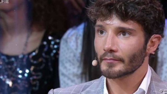 Gossip: Stefano De Martino &egrave; bugiardo? Un giornalista lo attacca.