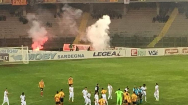 I calciatori del Lecce scendono in campo.