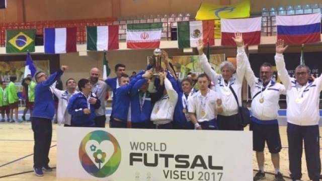 I ragazzi della Fisdir alzano al cielo la coppa del mondo.