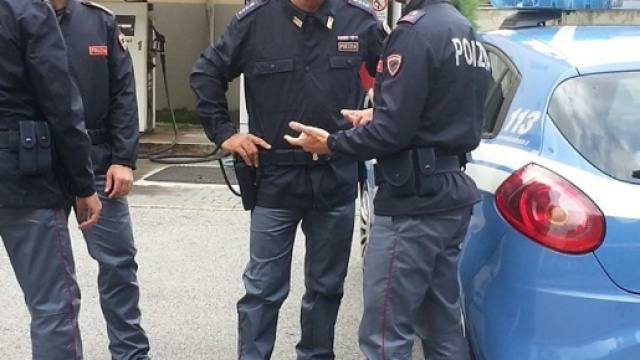 Sondrio, poliziotti senza divise: le pagano di tasca propria