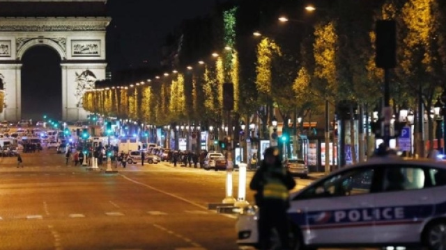 Terrorismo a Parigi, spari sugli Champs-&Eacute;lys&eacute;es: un agente morto e ... - lastampa.it