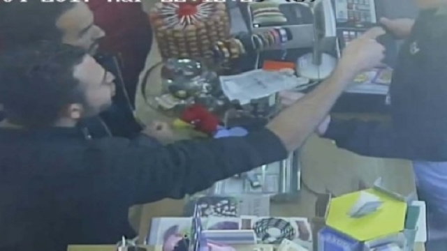 Un momento dell'aggressione all'interno della tabaccheria