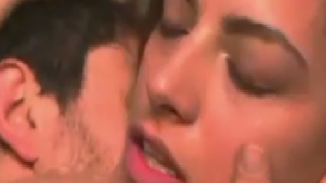 Video Hot desir&egrave;e popper uomini e donne alta infedelt&agrave;