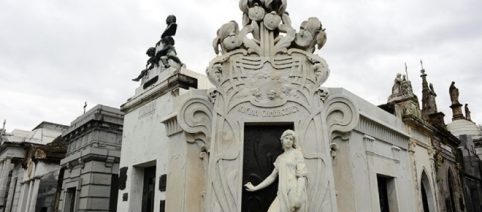 Una visita al Cementerio de la Recoleta: misterios, historia y política