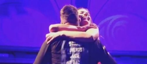 Alyson Eckmann se subi&oacute; al escenario para cantar junto a Tutto Dur&aacute;n "C&oacute;mo vuelvo al pasado"