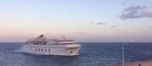El ferry de Naviera Armas, antes de impactar ayer contra el muro en el muelle de Las Palmas