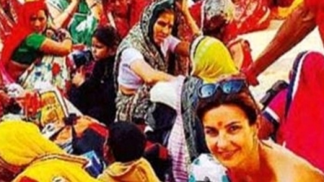 Alessandra Moretti durante il recente viaggio in India, ma aveva detto di essere malata
