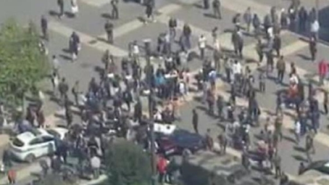 Carabinieri e militari circondati e aggrediti da immigrati a Milano