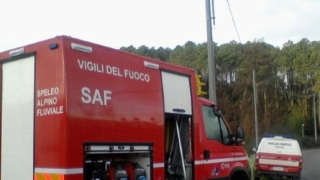 Casella, scoppia incendio in un appartamento: bimbo lanciato dal secondo piano