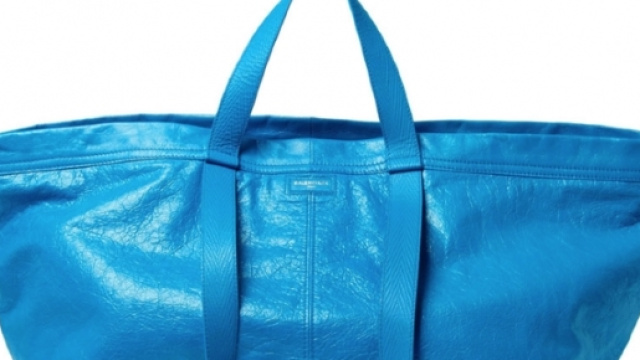 La borsa Balenciaga, simile alla "Frakta" della Ikea.