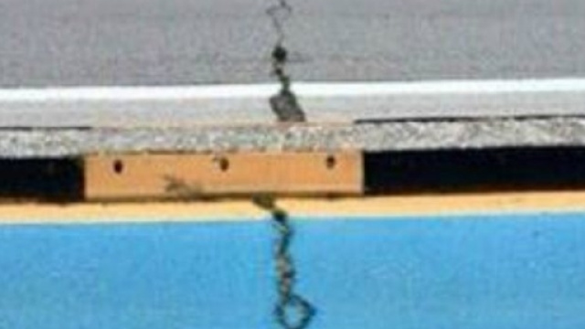 La profonda crepa sul ponte che ha allarmato i cittadini