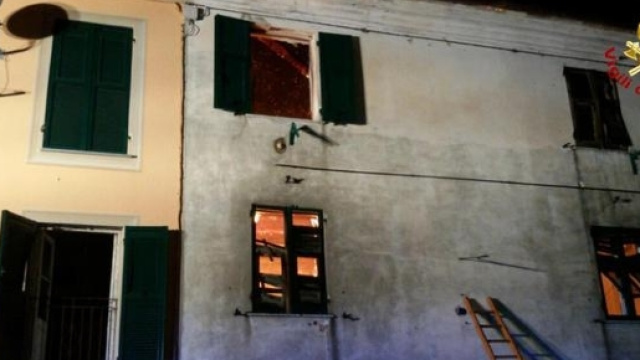 Le finestre della casa in cui &egrave; scoppiato l'incendio