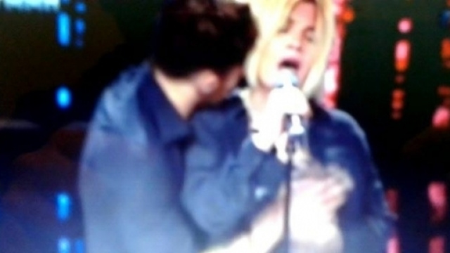 Lo scherzo piccante del ballerino a Emma