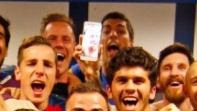 vestiaire bar&ccedil;a prise sur http://afrique360.com/2017/04/24/ce-que-messi-a-montre-sur-son-portable-lors-de-la-celebration-du-barca_445752.html