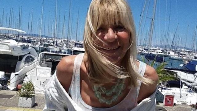 Gemma scrive un nuovo messaggio su Facebook.