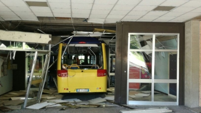 Uno degli scuolabus usati da tre criminali minorenni per sfondare l'ingresso del Meucci di Carpi - Foto: trc.tv.