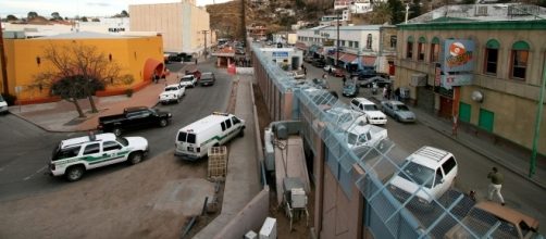 Currently, the existing border wall sections are of various types: sheet steel, metal grid and concrete / Photo creative commons via Wikimedia