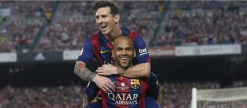 Dani Alves felicita a Messi por su actuaci&oacute;n en el Cl&aacute;sico