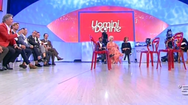 il programma "Uomini e Donne" non andr&agrave; in onda su canale 5, il 24 e il 25 aprile 2017