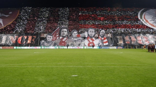 In foto la coreografia inscenata dalla curva sud di Salerno, in occasione di Salernitana-Bari della scorsa stagione
