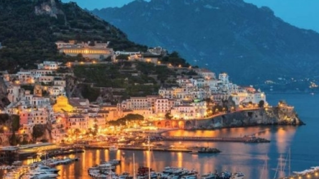 Una panoramica bellissima di Amalfi