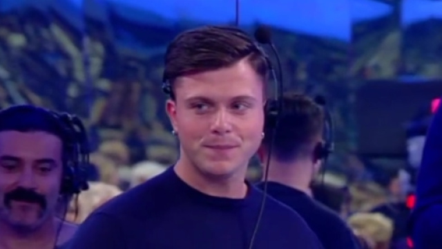 Uomini e Donne: ecco Simone, il fonico pi&ugrave; bello del mondo - youtube.it