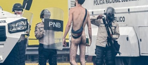 Foto cortes&iacute;a de Univisi&oacute;n - Hans Wuerich, joven que decidi&oacute; perder el pudor del desnudo para clamar por los derechos de sus conciudadanos.