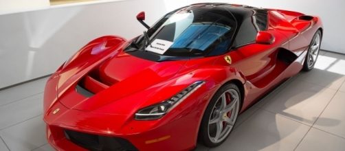 LaFerrari in Beverly Hills, Wikipedia https://it.wikipedia.org/wiki/File:LaFerrari_in_Beverly_Hills_(14563979888).jpg