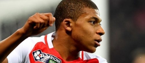 Mbapp&eacute;, durante un partido disputado con el M&oacute;naco