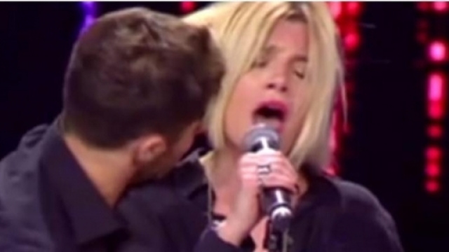 Amici, Emma ha ricevuto il tapiro da Striscia per lo scherzo piccante